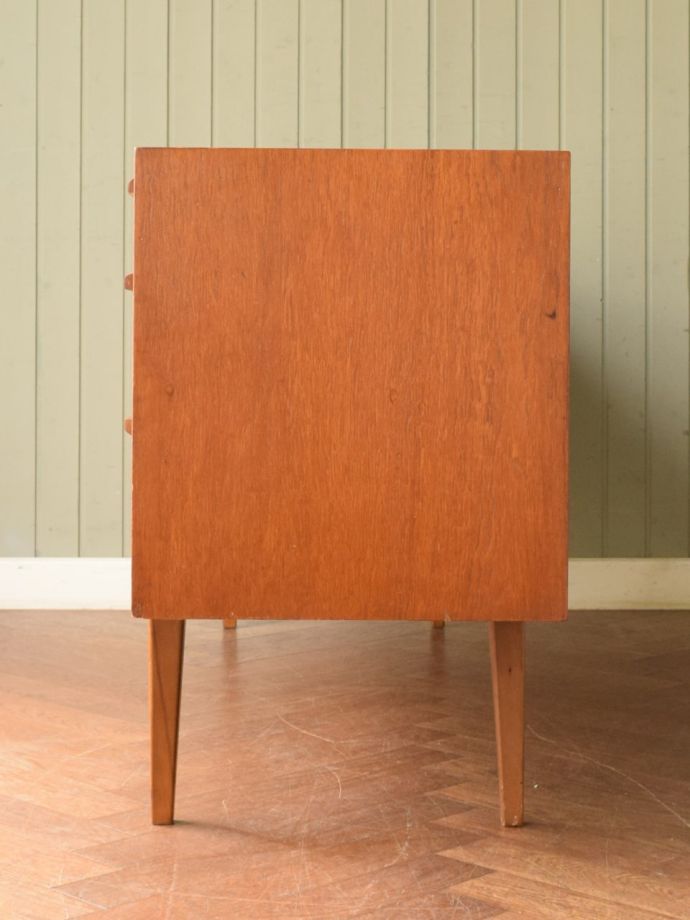 ビンテージ家具の側面