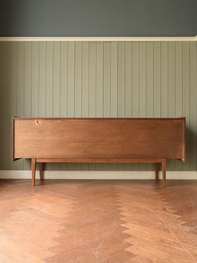 北欧スタイルの家具の後ろ姿