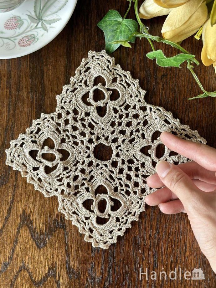 スクエア型の可愛いアンティーク、クロッシェレースのおしゃれな