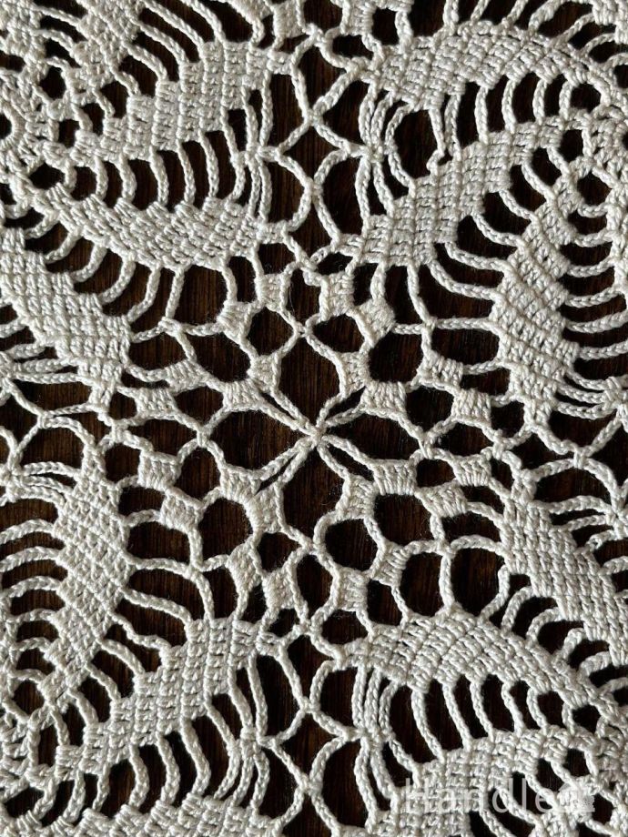 フランスから届いたアンティークのドイリー、スクエア型がおしゃれな