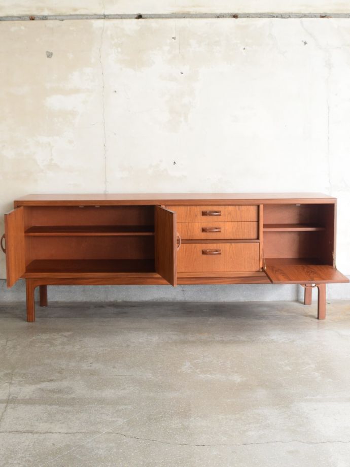 G-PLANサイドボードの扉の中