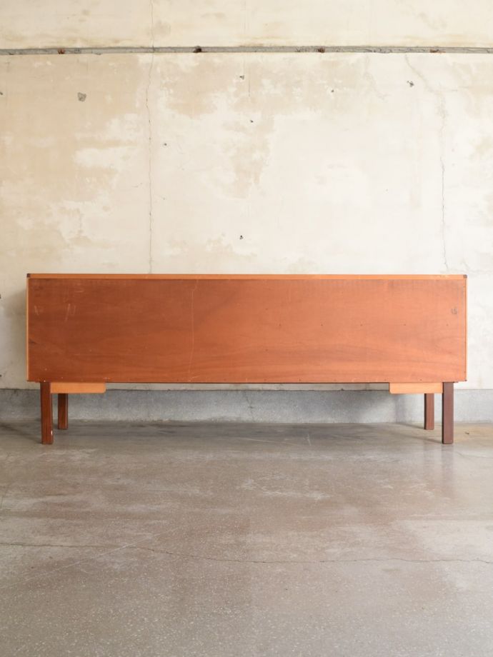 G-PLANのサイドボードの後ろ姿