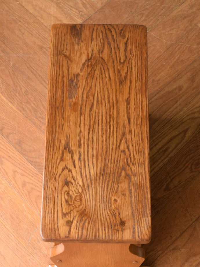 サイドテーブル付きのマガジンラック