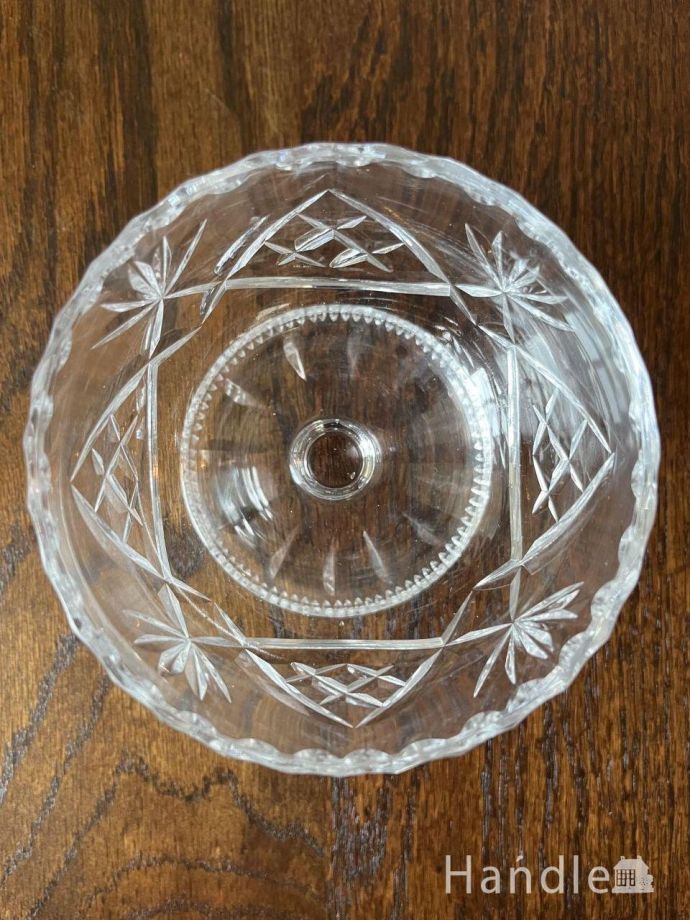 アンティーク 雑貨のガラス小物 【雑貨類商品UP用】 アンティーク プレスドグラス(デザートグラス)。上から見るとこんな形アンティークなので多少のキズやカケがある場合はありますが、使用上問題はありませんのでご了承下さい。(htz-02-5-4)