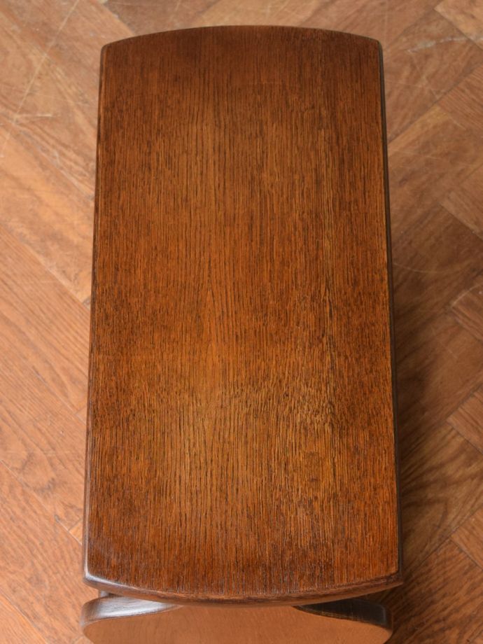 サイドテーブル付きのマガジンラック