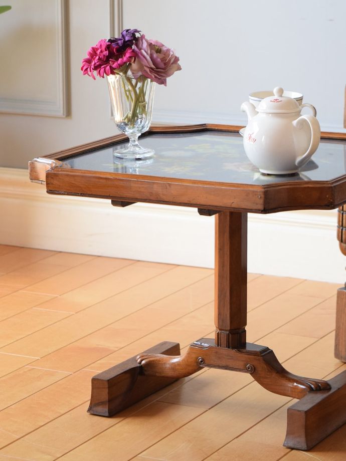 アンティークのテーブル