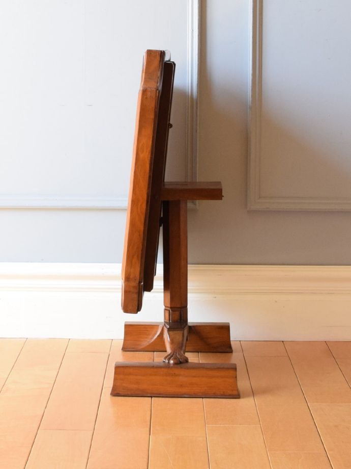 ティルトップテーブルの側面