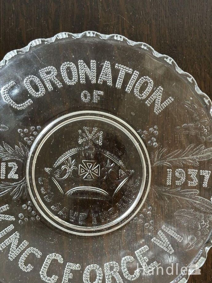 アンティーク 雑貨のガラス小物 【雑貨類商品UP用】 1937年ジョージ6世の戴冠を記念したプレスドグラスのガラスプレート。英国王室の記念が刻まれた、コロネーションプレート今のようにテレビが発達していない時代、王室を敬愛するイギリスの人にとって、一緒にお祝いしている気分んが感じられるコロネーションは特に人気んアイテムでした。(htz-02-4-3-2)