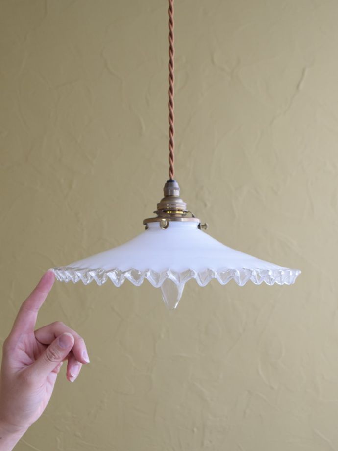 フランスから届いた白いガラスの照明器具、アンティークのペンダント