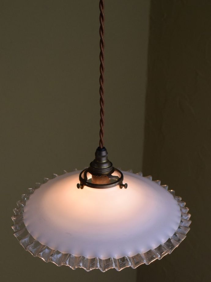 フランスから届いた白いガラスの照明器具、アンティークのペンダント