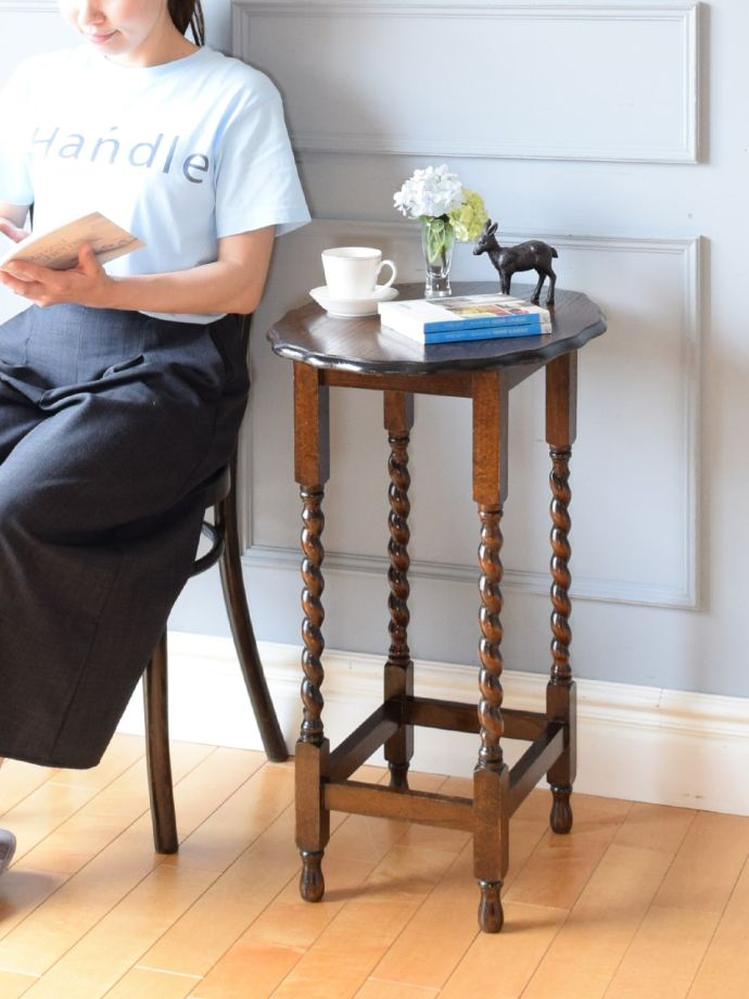 アンティークのオケージョナルテーブル