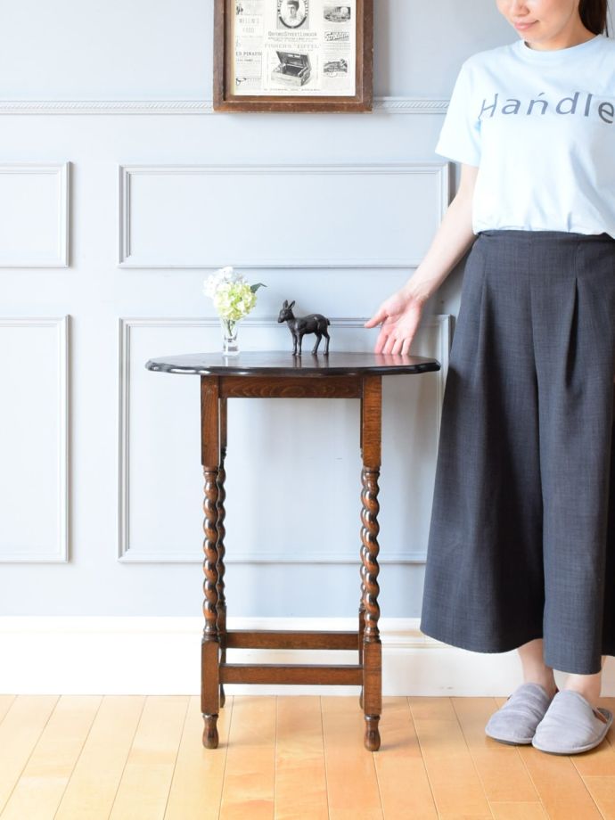 アンティークのオケージョナルテーブル