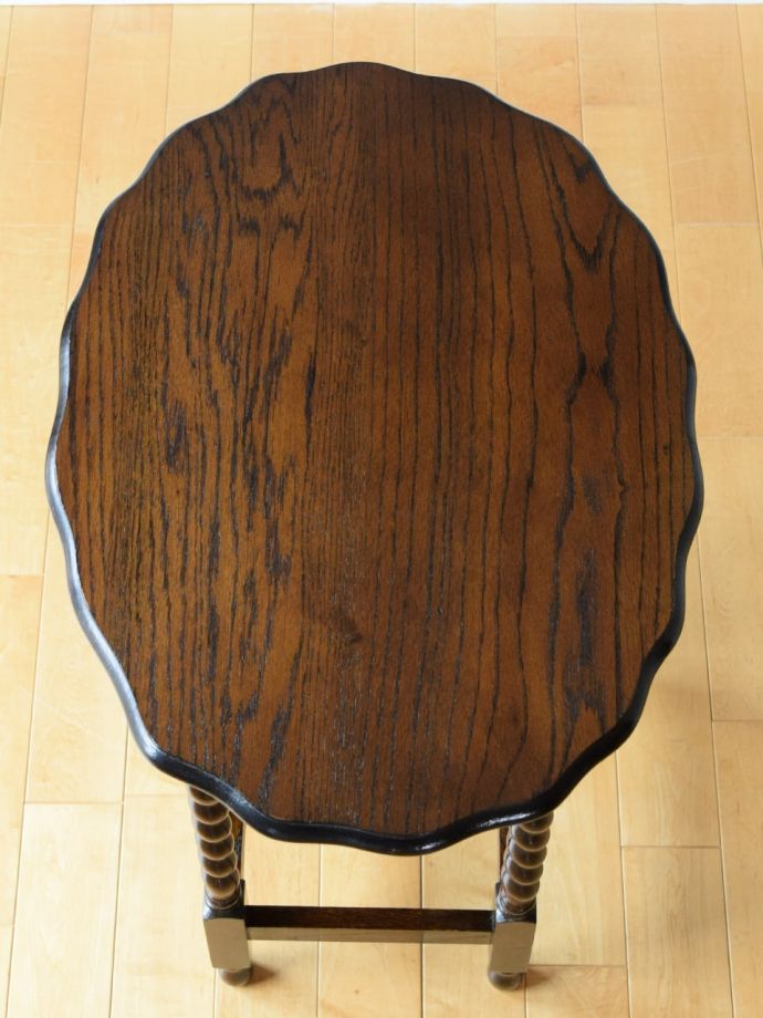 アンティークのサイドテーブルの天板