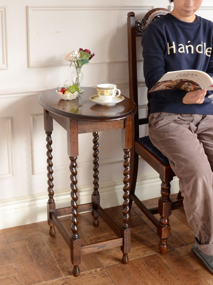 アンティークのオケージョナルテーブル