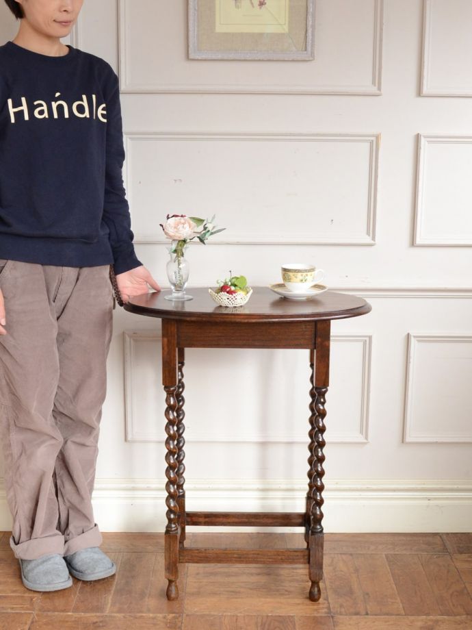 アンティークのオケージョナルテーブル