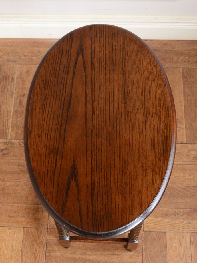 アンティークのサイドテーブルの天板