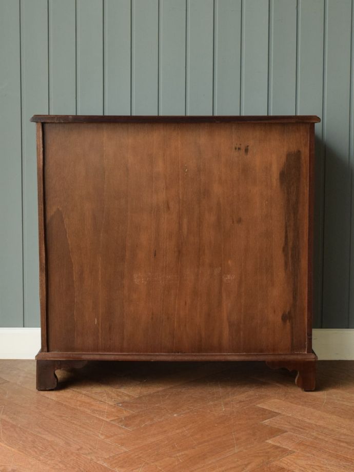 オープンシェルフの後ろ姿