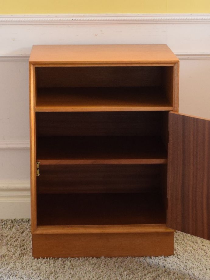 ヴィンテージキャビネットの扉の中