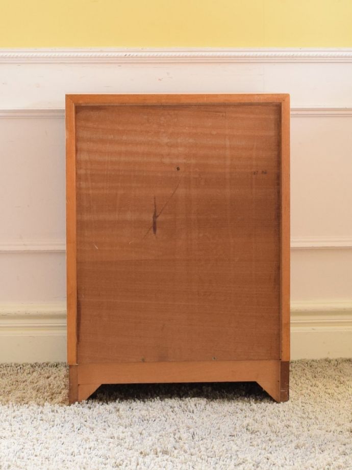 キャビネットの後ろ姿