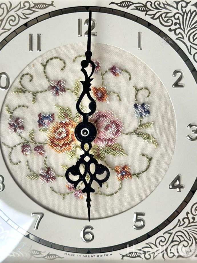 フランスから届いたアンティーク置き時計、お花の刺繍が優雅な