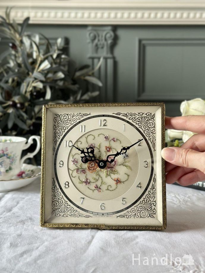 フランスから届いたアンティーク置き時計、お花の刺繍が優雅な