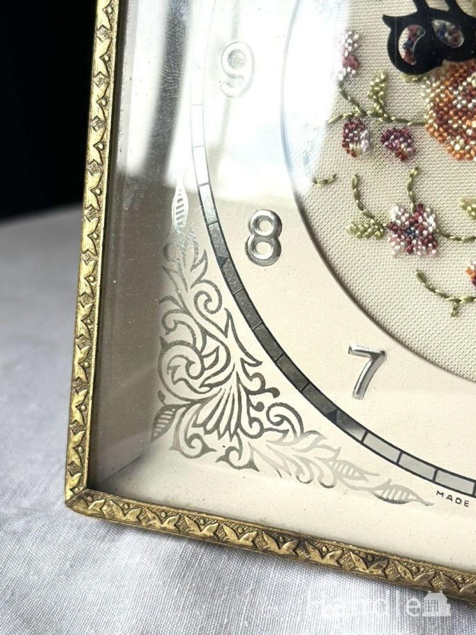 フランスから届いたアンティーク置き時計、お花の刺繍が優雅な