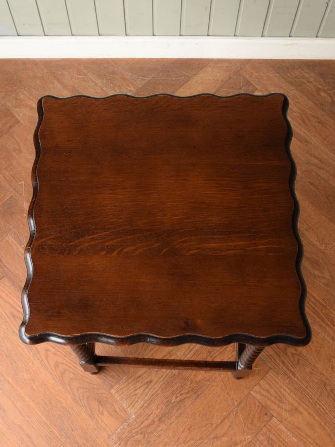 アンティークのサイドテーブルの天板