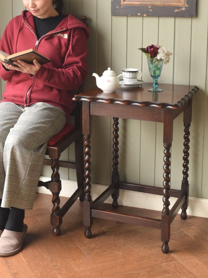 アンティークのオケージョナルテーブル