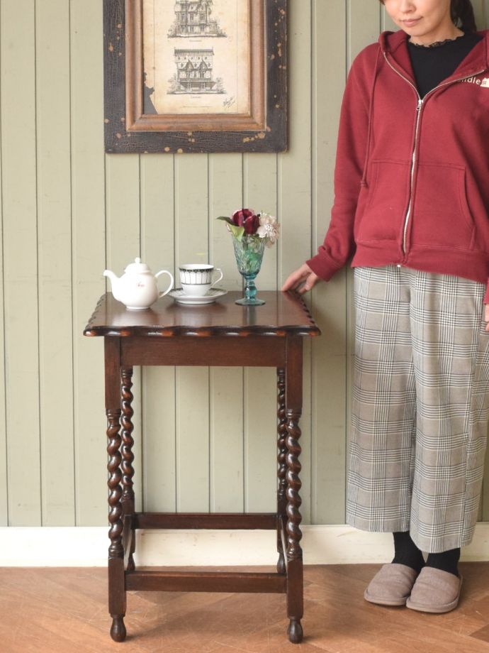 アンティークのオケージョナルテーブル