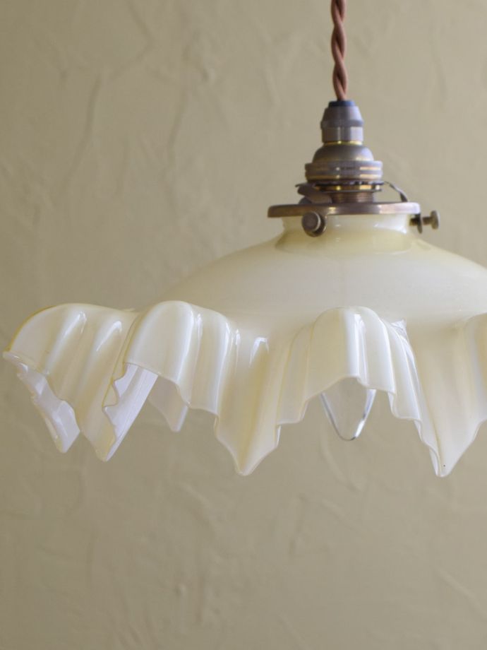 アンティークのフレンチシェード、美しいフリルのペンダントライト