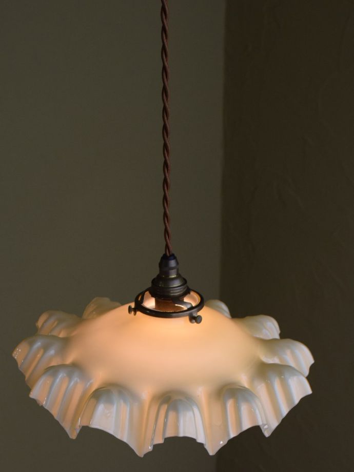 アンティークのフレンチシェード、美しいフリルのペンダントライト