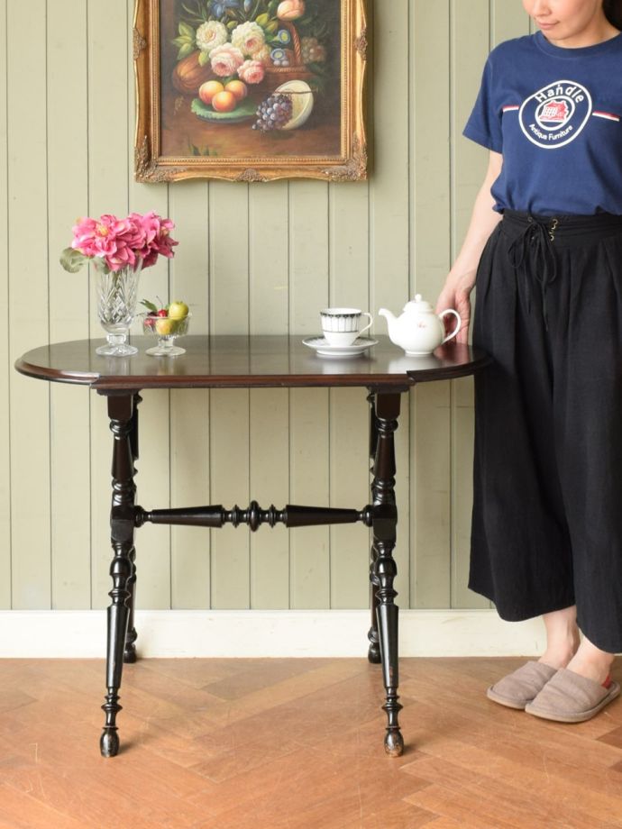 アンティークのサイドテーブル