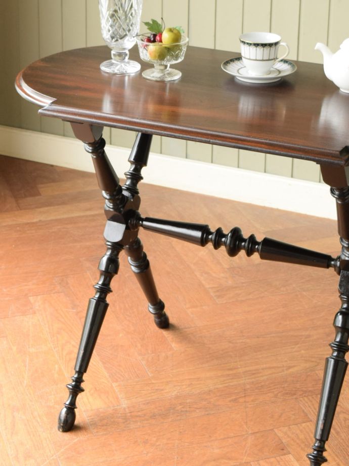 フランスのアンティーク家具らしいデザイン