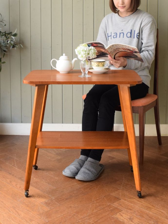 アンティークのオケージョナルテーブル