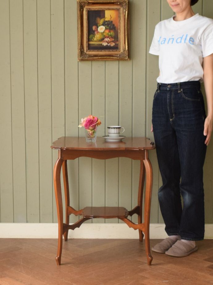 アンティークのサイドテーブル