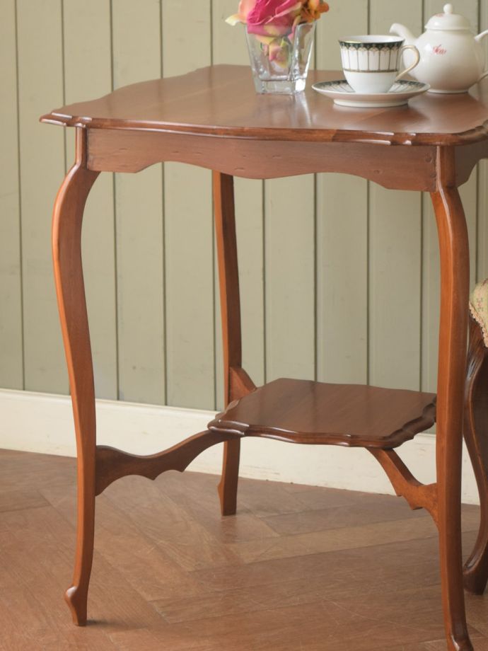 英国のアンティーク家具らしいデザイン