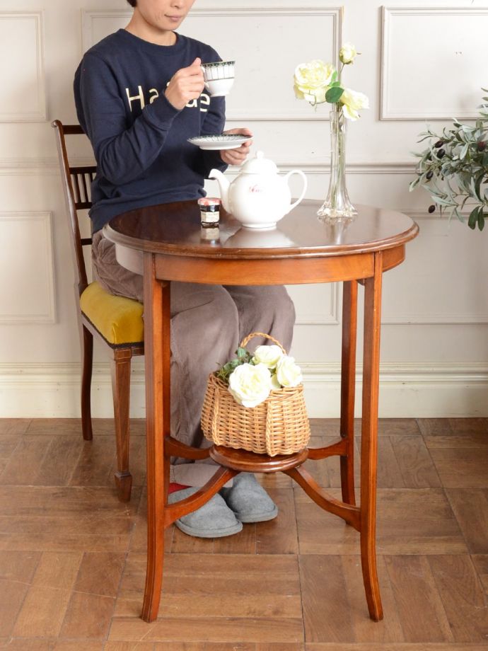 アンティークのオケージョナルテーブル