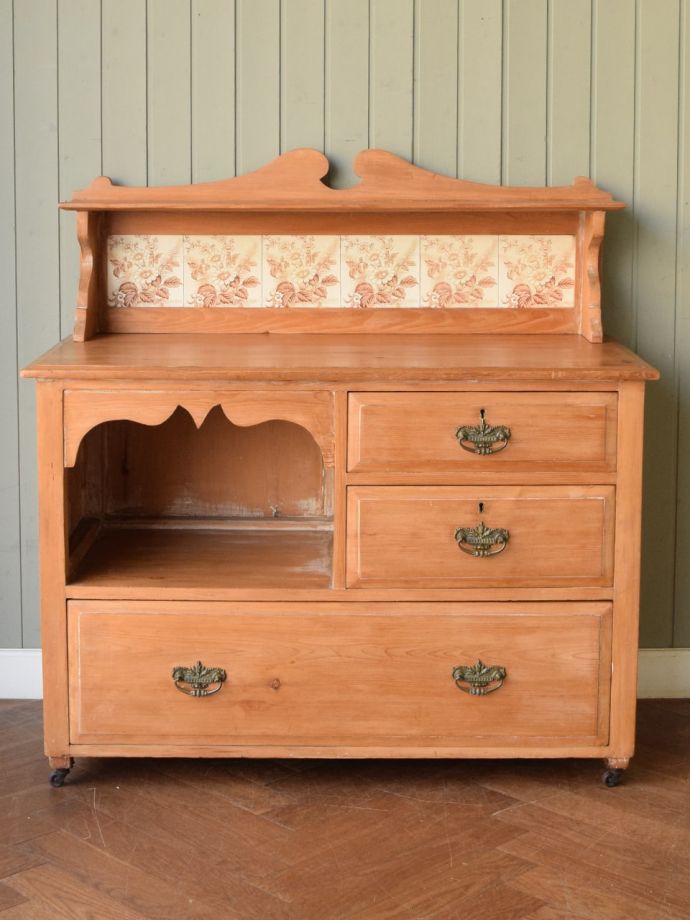 パイン材のキャビネット