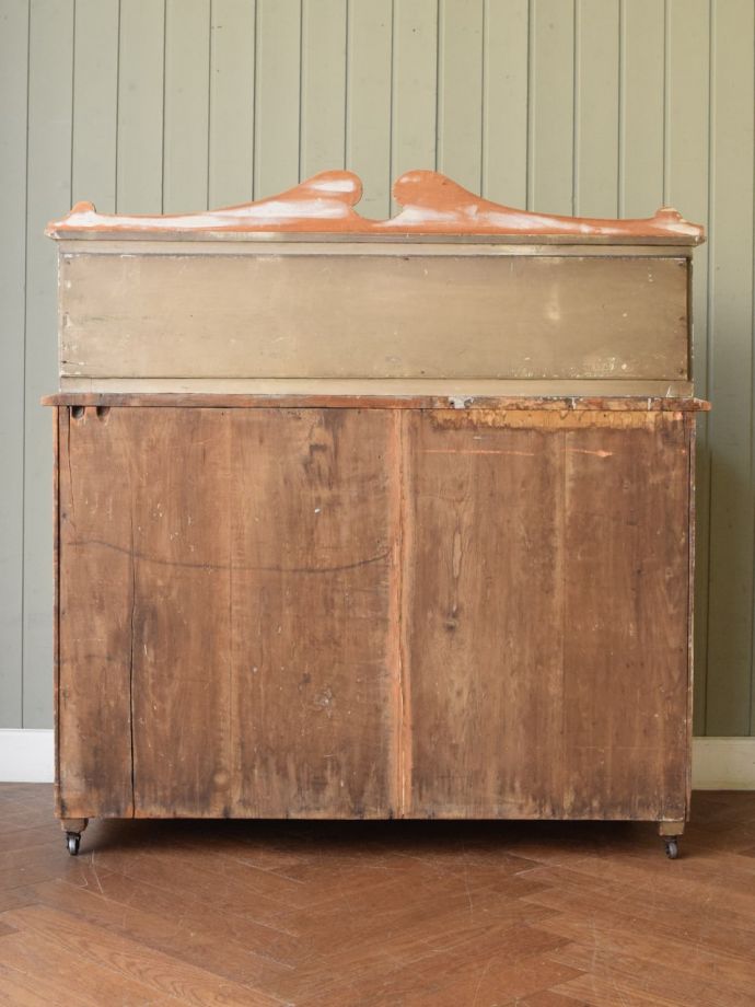 アンティーク家具の後ろ姿