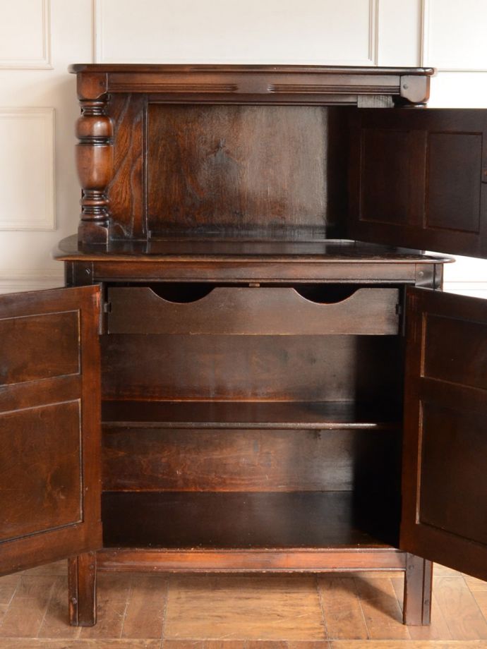 アーコールのキャビネットの扉の中