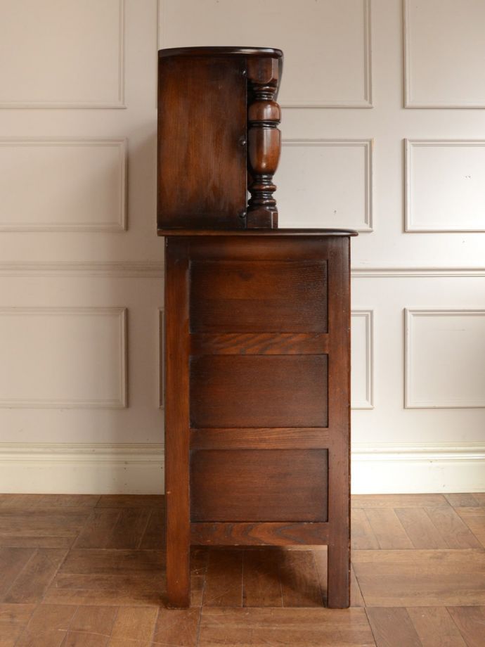 アーコールのキャビネットの側面