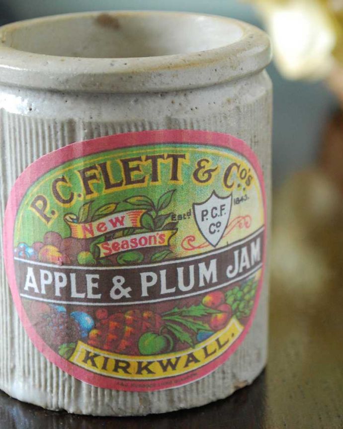 アンティーク 陶磁器の雑貨　アンティーク雑貨　アンティークの陶器ジャー「APPLE＆PLUM」のラベル付きジャムポット。フレッシュなフルーツたっぷりのラベルが可愛い！ジャムの種類に合わせてラベルが変わります。(m-875-z)