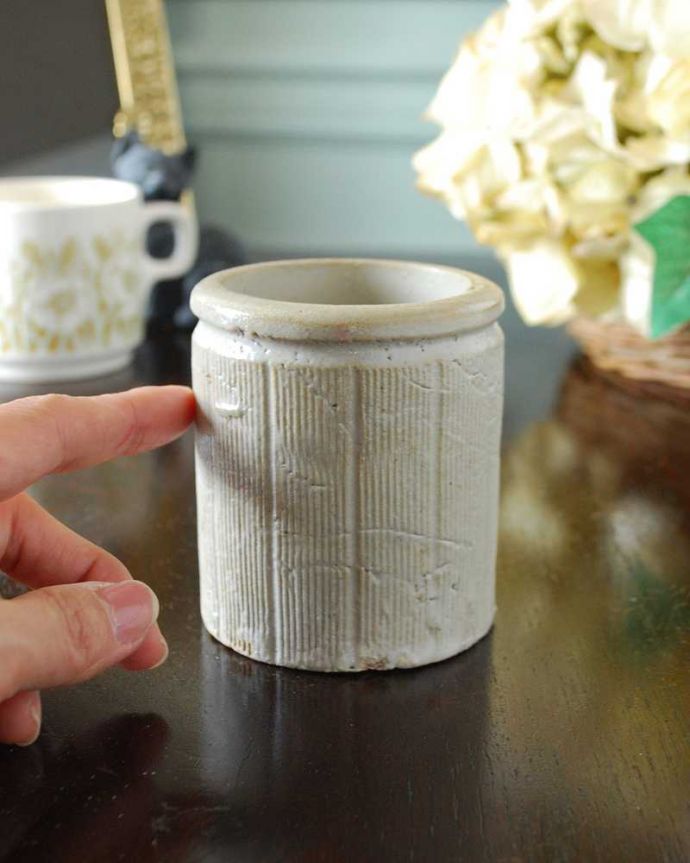 アンティーク 陶磁器の雑貨　アンティーク雑貨　アンティークの陶器ジャー「APPLE＆PLUM」のラベル付きジャムポット。いろいろ便利に使えます筆記用具やキッチンツール、いろんなものを立ててオシャレに自分だけの使い方を楽しんで下さい。(m-875-z)