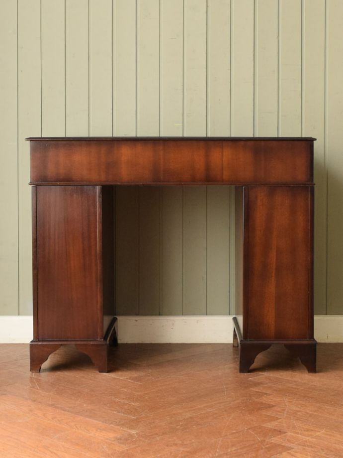 アンティークデスクの後ろ姿