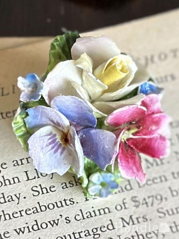 イギリスから届いたアンティークのお花、陶磁器で出来た陶花のブローチ