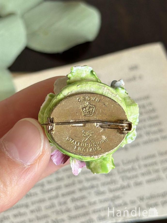 イギリスから届いたアンティークのお花、陶磁器で出来た陶花のブローチ
