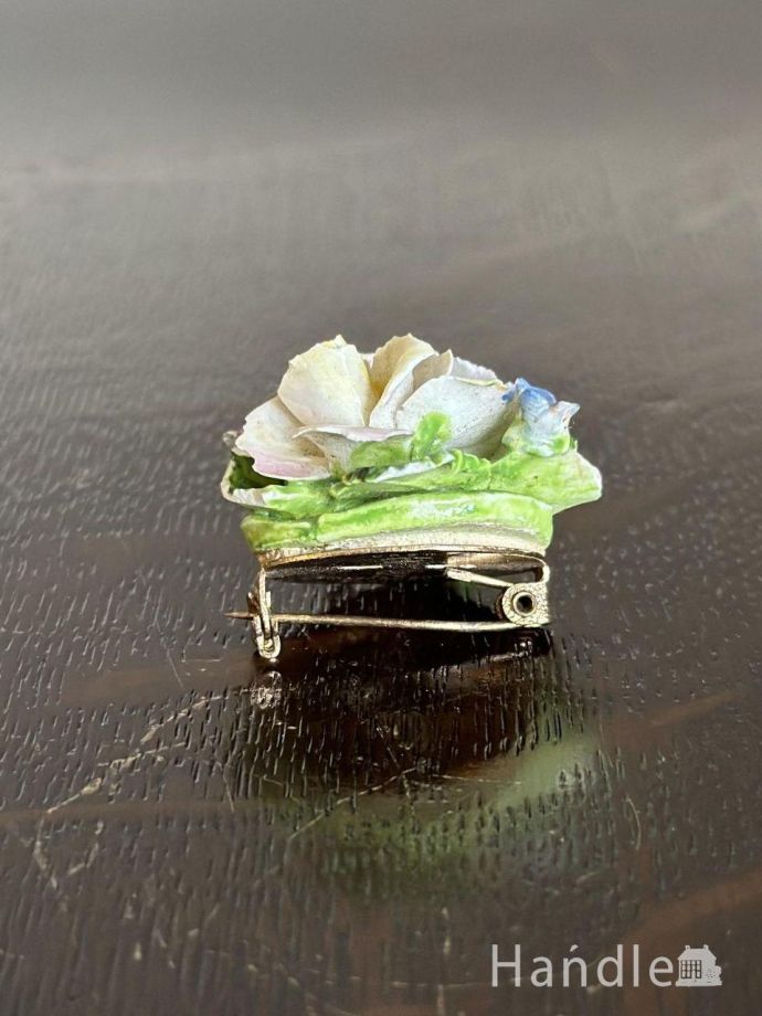 イギリスから届いたアンティークのお花、陶磁器で出来た陶花のブローチ