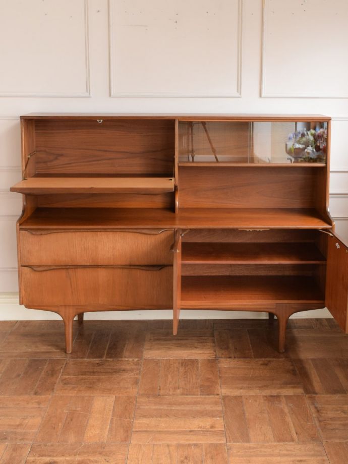 ビンテージ家具の扉の中