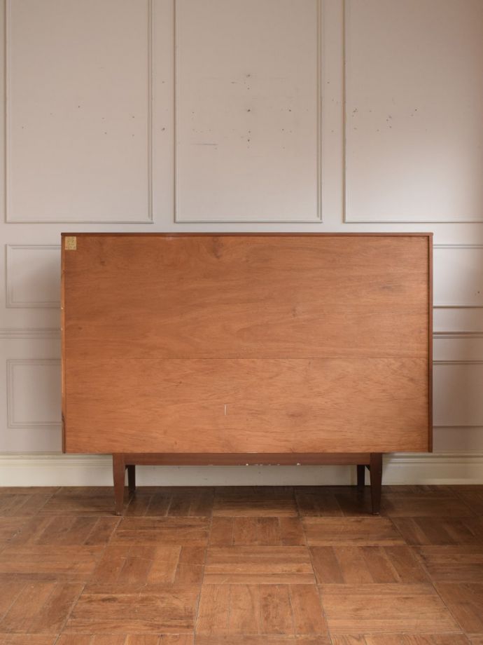 北欧スタイルの家具の後ろ姿