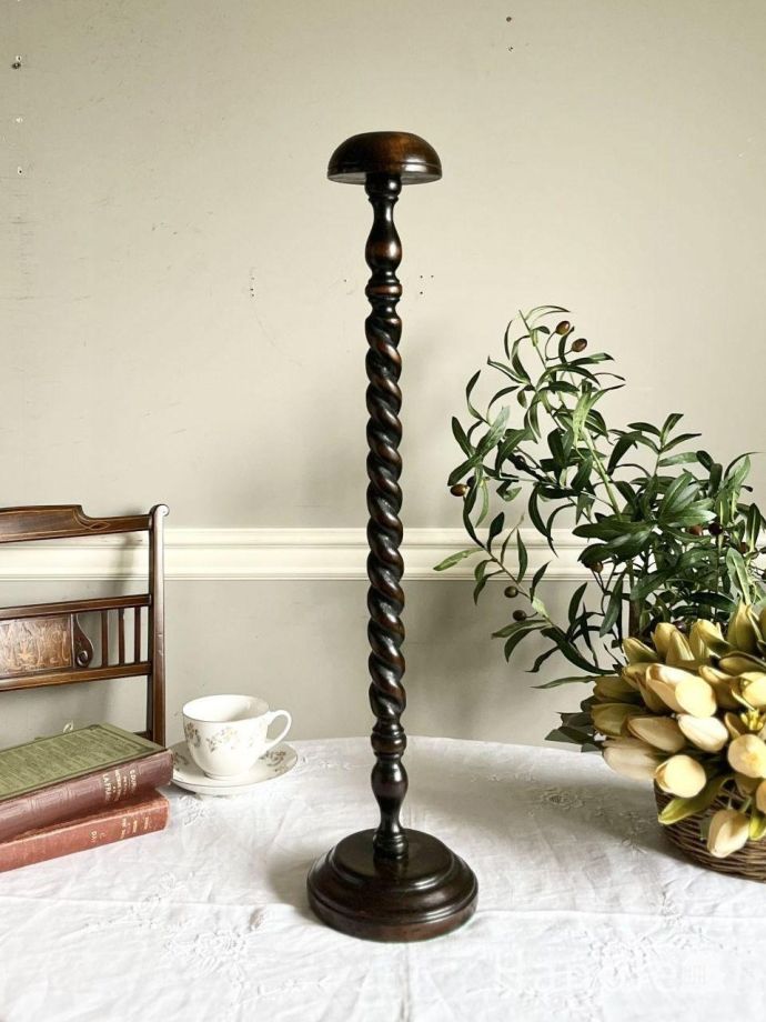 木製のアンティークハットスタンド